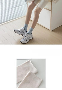 Detail of cotton crew socks with ribbed cuffs and aimin logo in cream and blue