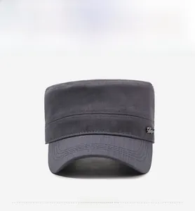Vorderansicht der grauen Military-Cap mit verstärkten Nähten und kleinem Metall-Logo