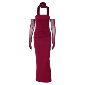 Robe de soirée bustier bordeaux élégante avec gants en maille et tour de cou assortis