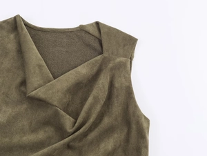 Detailaufnahme des dunkelolivgrünen Wildlederimitats mit asymmetrischem Kragendesign
