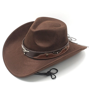 Dettaglio del cappello da cowboy con fascia in pelle marrone ed emblema di toro