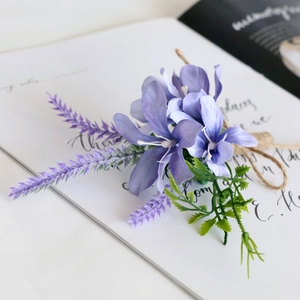Fiore all'occhiello viola da matrimonio con lavanda e gambo in corda su rivista bianca