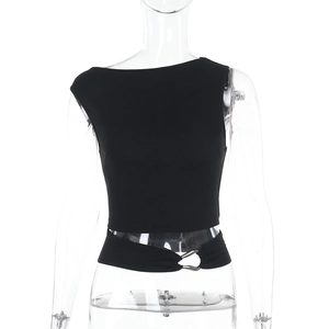 Dettaglio del crop top nero aderente con nodo a torsione e anello in metallo