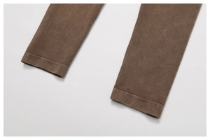 Detailansicht der braunen Yoga-Hose mit Rippenstruktur und flachen Saumabschlüssen