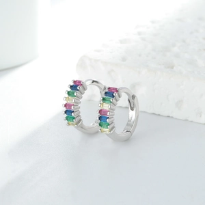 Vue détaillée des créoles en argent S925 avec zircons colorés sertis en rail