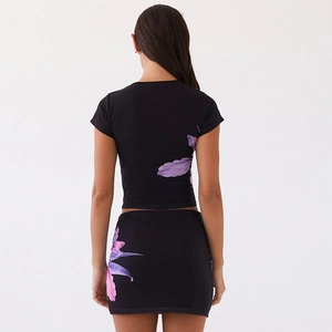 Vue arrière de l'ensemble jupe deux pièces noir avec imprimé floral violet à manches courtes