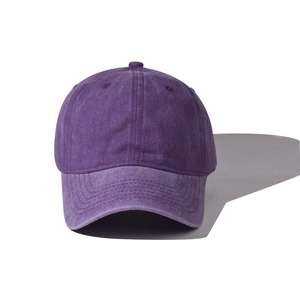 Vue détaillée du tissu en coton délavé violet foncé sur une casquette de baseball
