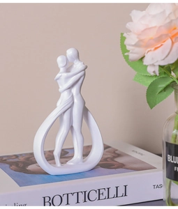 Dettaglio di scultura di coppia in resina bianca per decorazione casa e anniversario