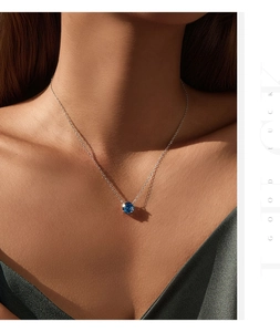 Nahaufnahme der S925 Sterling Silber Halskette mit funkelndem blauem Zirkonia Anhänger