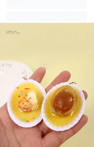 Vista dettagliata del portachiavi realistico in miniatura PVC con piatti di abalone e gamberi