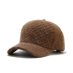 Vue détaillée d'une casquette de baseball en peluche marron à texture tricotée épaisse