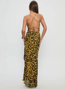 Détail de la robe maxi léopard dos nu avec lacets croisés pour un style sexy