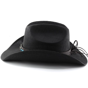 Détail d'un chapeau de cowboy noir avec bandeau en cuir marron et perles turquoise
