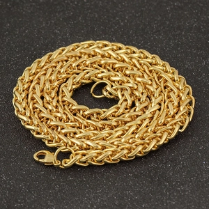 Collier hip hop chaîne panier dorée avec fermoir mousqueton sur fond noir mat