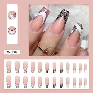 Unghie finte a ballerina leopardate e French manicure con finitura scintillante
