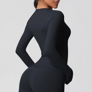 Détail du haut de sport noir à manches longues avec passe-pouces et texture mate