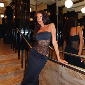 Dettaglio di un elegante abito da sera in raso nero con inserto in pizzo sulla vita