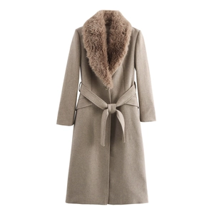 Manteau long en laine camel pour femme avec grand col en fourrure et ceinture ajustée