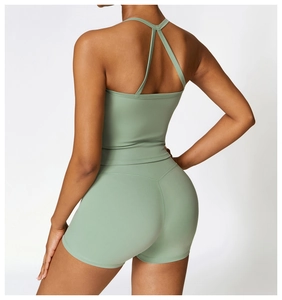 Détail de l'ensemble de yoga vert sauge avec brassière dos nageur et short moulant
