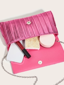 Dettaglio della pochette rosa a pieghe con spazio interno per cellulare e trucchi