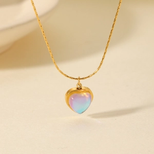 Collier cœur plaqué or 18 carats avec pendentif incrusté de pierre de lune naturelle