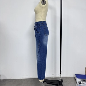 Vue latérale du jean taille haute à jambes larges bleu avec effet délavé moustaches et texture
