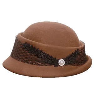 Béret élégant en laine marron avec dentelle noire, plume et détail de perle