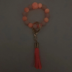 Portachiavi con perline luminose con nappe arancioni e ciondolo a forma di croce