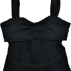 Détail de robe dos nu noire avec bretelles en maille, fronces et découpe poitrine