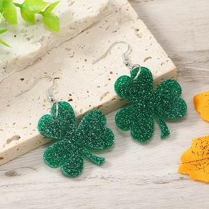 Detail von grünen Kleeblatt-Ohrringen aus Acryl mit Glitzer für St. Patrick's Day