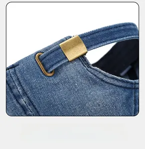 Dettaglio della fibbia regolabile in metallo bronzo sul cinturino del cappello denim