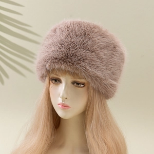 Chapeau cloche d'hiver en fausse fourrure rose tendre avec texture douce et épaisse