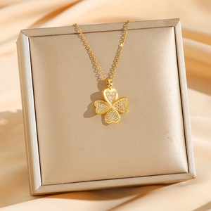 Élégant collier en acier titane doré avec pendentif trèfle scintillant sur boîte cadeau