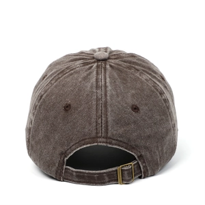 Vue arrière de la casquette baseball en coton marron lavé avec boucle métallique