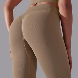 Detail der hoch taillierten Ripp-Leggings mit nahtlosem Push-up-Effekt und Textur