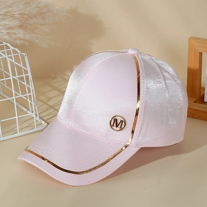 Casquette de baseball en satin rose avec logo M métallique et bordure dorée