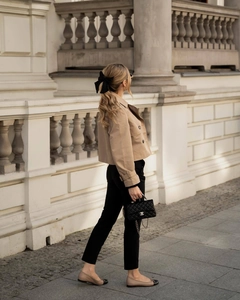 Détail du trench-coat court kaki à double boutonnage avec boutons et texture premium