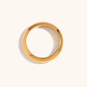 Primo piano di un anello minimalista in acciaio inossidabile placcato oro 18 carati con finitura lucida
