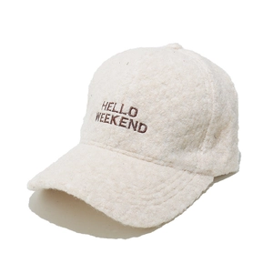 Detailansicht beige Lammwolle-Basecap mit braunem HELLO WEEKEND Stickerei-Schriftzug