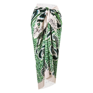 Détail d'un paréo de plage léger avec imprimé floral vert et nœud à la taille