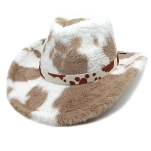 Détail de près du chapeau de cowboy en peluche avec motif vache et texture en fausse fourrure