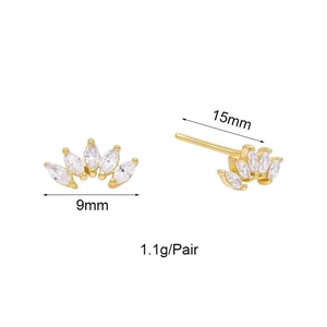 Detailansicht der goldenen Kronen-Ohrstecker mit Marquise-Zirkonia und 15 mm Länge