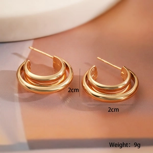 Detail van 18K vergulde oorringen met een diameter van 2cm en een gewicht van 9g