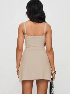 Vue arrière d'une mini robe moulante en maille côtelée beige montrant la texture