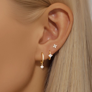 Détail du set de boucles d'oreilles en argent S925 doré avec fleurs et créoles zircon