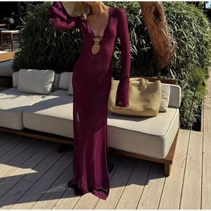 Detalle de vestido playero de ganchillo morado intenso con escote en V y aro metálico