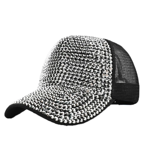 Dettaglio di strass argentati brillanti su cappellino da baseball in rete nera da donna