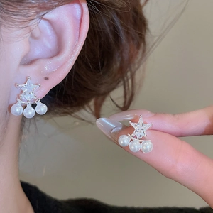 Eleganti orecchini a stella con zirconi e perle bianche in finitura argento lucido