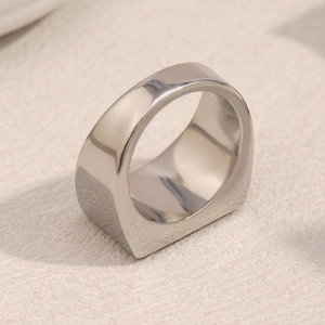 Anello geometrico a forma di D in acciaio inossidabile argento lucido dal design minimal