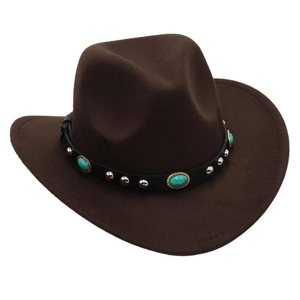 Dettaglio di pietre turchesi e borchie d'argento sulla fascia del cappello in feltro